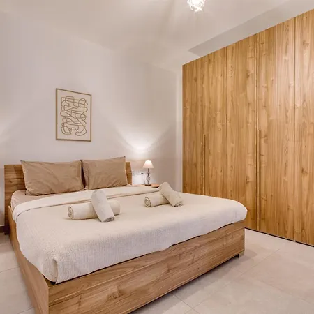 Anita's Modern Near Sliema, Valletta, St Julians Apartament